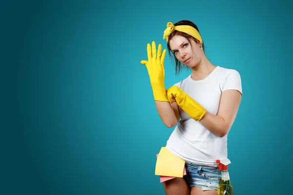Дівчина Прибиральниця Перед Прибиранням Одягає Руки Гуму Жовті Рукавички Синьому — стокове фото