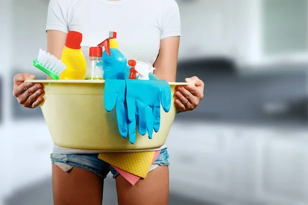 Dziewczyny Kobiety Sprzątanie Wiadra Środków Czyszczących Rękawice Policzki Tle Rozmazany — Zdjęcie stockowe