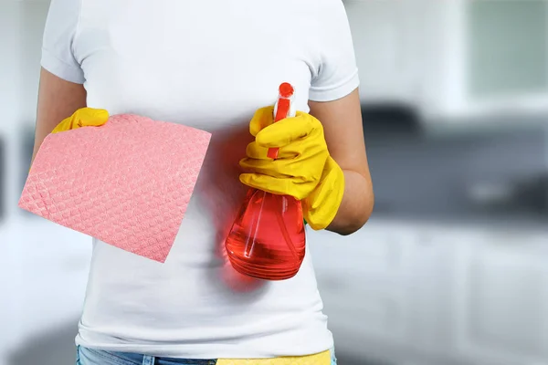 Una Chica Una Señora Limpieza Con Limpiador Usando Guantes Trapo — Foto de Stock