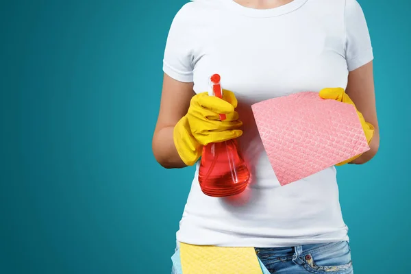 Una Chica Una Señora Limpieza Con Limpiador Usando Guantes Trapo —  Fotos de Stock