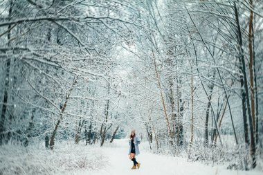 Kış, kar kış ormandaki bir kız. Yeni yıl tatil, dinlenme kavramı.