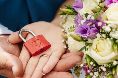 Gelin ve damat düğünlerinde avuç içinde fotoğraf açık kilit