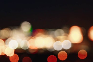 Noel ışıkları siyah bir arka plan bokeh bulanık. Işık bokeh soyut. Yeni yıl 2018, tatil, tatil kavramı.
