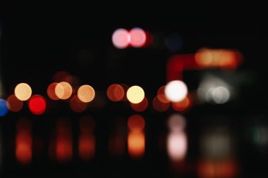 Noel ışıkları siyah bir arka plan bokeh bulanık. Işık bokeh soyut. Yeni yıl 2018, tatil, tatil kavramı.