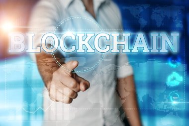 İşadamı sanal bir ekranda tıklatır ve 