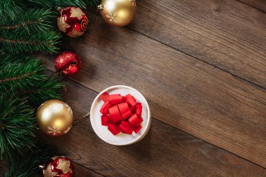 Yılbaşı süsleri ve hediyeleri, Çamın dalları üzerinde ahşap bir masa. Tatil Noel arka plan. Metin veya tasarım için alan kopyalayın. Yukarıdan görüntülemek.