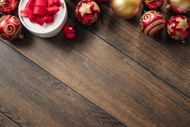 Noel süsler ve hediyeler ahşap bir masa üzerinde. Tatil Noel arka plan. Metin veya tasarım için alan kopyalayın. Yukarıdan görüntülemek.