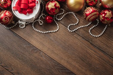 Noel süsler ve hediyeler ahşap bir masa üzerinde. Tatil Noel arka plan. Metin veya tasarım için alan kopyalayın. Yukarıdan görüntülemek.
