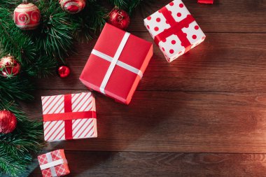 Yılbaşı süsleri ve hediyeleri, Çamın dalları üzerinde ahşap bir masa. Tatil Noel arka plan. Metin veya tasarım için alan kopyalayın. Yukarıdan görüntülemek.