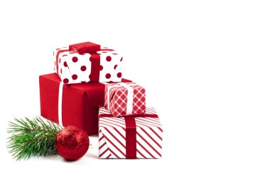 Noel top, hediyeler ve beyaz arka plan üzerinde izole yeşil çam dalları. İzole et. Tatil Noel arka plan. Kopya alanı metin veya tasarım için.