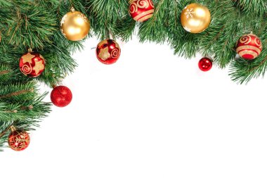 Noel çerçeve - beyaz arka plan üzerinde izole altın ve kırmızı topları ile ağaç dalları. İzole.