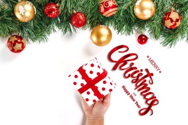Hediye, yazıt neşeli Noel ve mutlu yeni yıl ve yeşil Ladin beyaz bir arka plan üzerinde holding eller. Noel kartı, Festival arka plan. Karışık teknik.