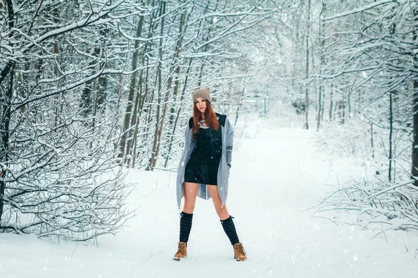 Зима Девушка Зимнем Лесу Снег Концепция Новогодних Праздников Отдых — стоковое фото