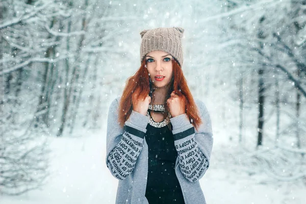一个在冬天森林里的女孩 新年假期的概念 — 图库照片