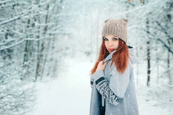 一个在冬天森林里的女孩 新年假期的概念 — 图库照片