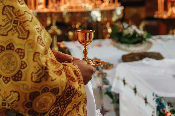Pan Vino Consagrados Cáliz Sobre Santa Sede Durante Liturgia Ortodoxa —  Fotos de Stock