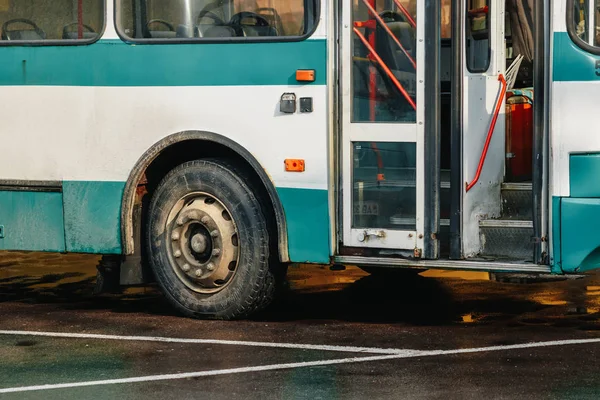 Oldalnézetből Zöld Utazási Busz Ajtó Busz Kerék Másol Helyet Háttér — Stock Fotó