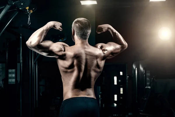 Hombre Joven Pie Fuerte Gimnasio Músculos Flexionantes Muscular Atlético Culturista — Foto de Stock