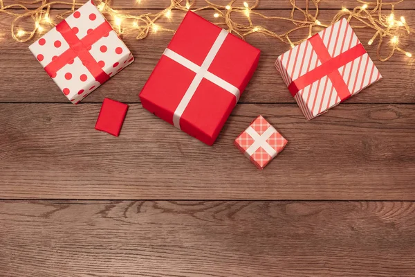 Uma Armação Decorações Natal Presentes Uma Mesa Madeira Feriados Fundo — Fotografia de Stock