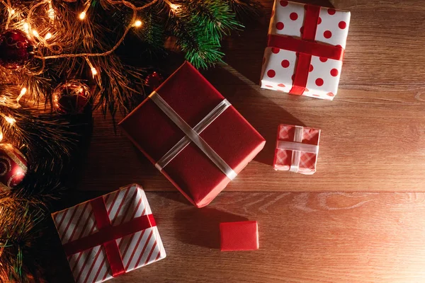 一张木桌上的松树枝 圣诞装饰品和礼物的框架 假日圣诞节背景 复制文本或设计的空间 从上面查看 — 图库照片