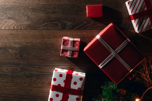 Enfeites Natal Presentes Uma Mesa Madeira Feriados Fundo Natal Copiar — Fotografia de Stock