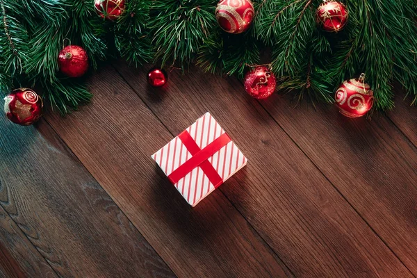 一张木桌上的松树枝 圣诞装饰品和礼物的框架 假日圣诞节背景 从上面查看 — 图库照片