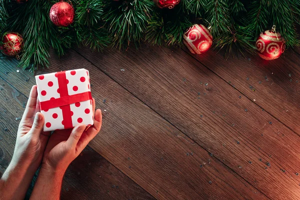 Uma Armação Ramos Pinho Decorações Natal Mãos Dando Presente Fundo — Fotografia de Stock