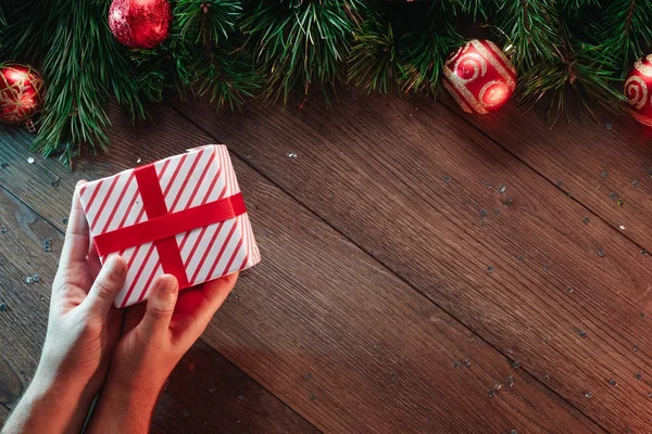 Uma Armação Ramos Pinho Decorações Natal Mãos Dando Presente Fundo — Fotografia de Stock