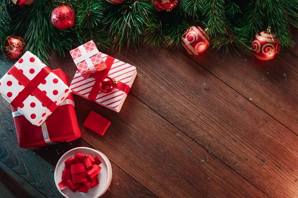 圣诞装饰品和礼物 松树树枝上的木桌上 假日圣诞节背景 复制文本或设计的空间 从上面查看 — 图库照片