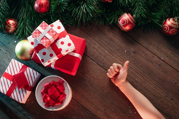 Uma Armação Ramos Pinho Decorações Natal Mãos Dando Presente Fundo — Fotografia de Stock