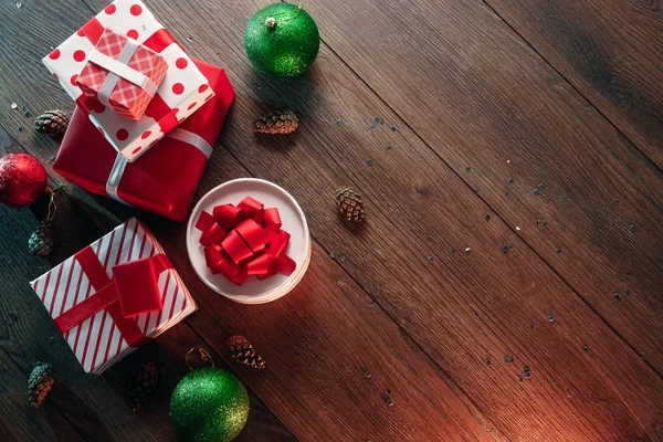 Enfeites Natal Presentes Uma Mesa Madeira Feriados Fundo Natal Copiar — Fotografia de Stock