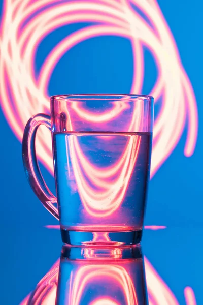 Glas Wasser Auf Blauem Hintergrund Mit Gelber Abstraktion Grelles Licht — Stockfoto