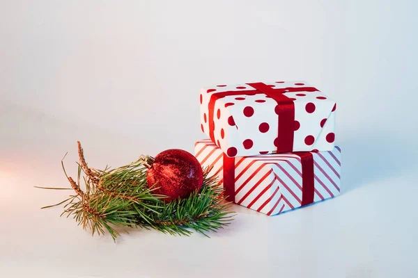 圣诞舞会 礼品和绿色云杉树枝在白色的背景 假日圣诞节背景 复制文本或设计的空间 — 图库照片