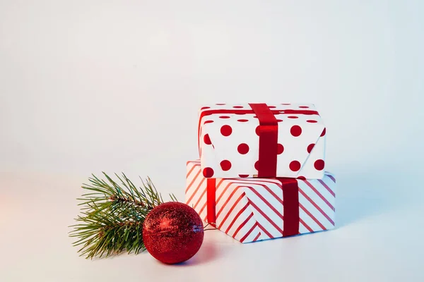 Boule Noël Cadeaux Branches Épinette Verte Sur Fond Blanc Fêtes — Photo