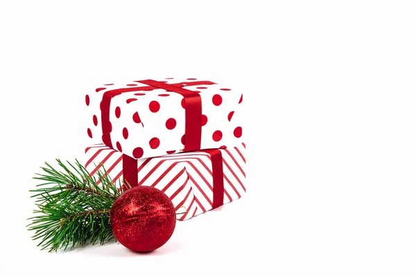 Boule Noël Cadeaux Branches Épinette Verte Isolées Sur Fond Blanc — Photo