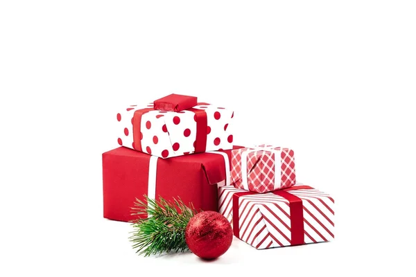 圣诞舞会 礼品和绿色云杉树枝在白色背景下分离 假日圣诞节背景 复制文本或设计的空间 — 图库照片