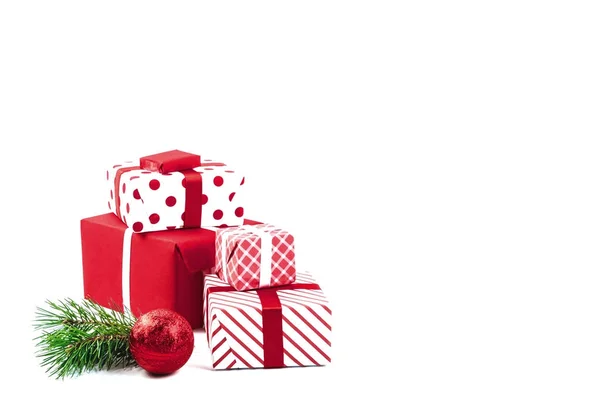 圣诞舞会 礼品和绿色云杉树枝在白色背景下分离 假日圣诞节背景 复制文本或设计的空间 — 图库照片