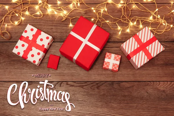Felirat Kellemes Karácsonyi Ünnepeket Boldog Évet Ajándékok Füzér Egy Fából — Stock Fotó