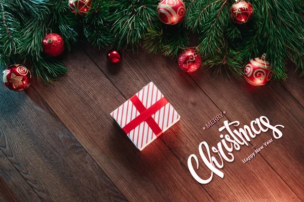 圣诞快乐 新年愉快 绿色云杉树枝 直升机和礼物在一个木褐色的桌子上 圣诞贺卡 节日背景 混合媒体 — 图库照片