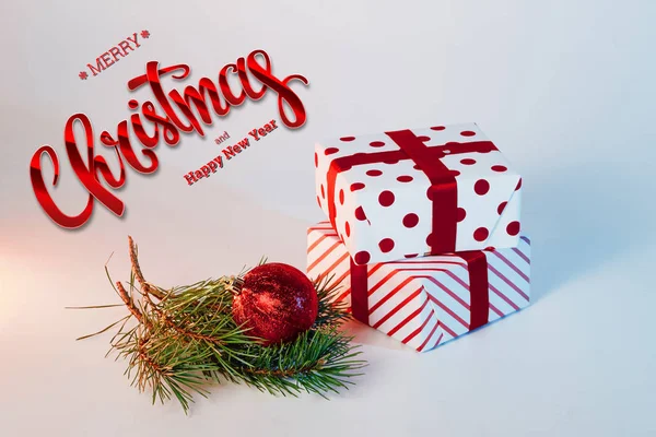 Felirat Kellemes Karácsonyi Ünnepeket Boldog Évet Bemutat Piros Labdát Fehér — Stock Fotó