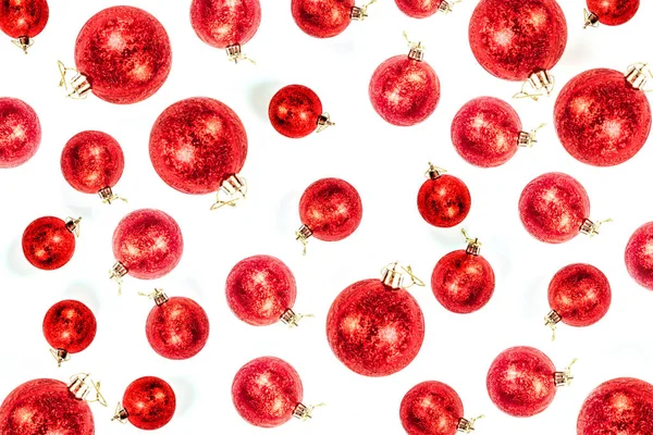 装饰玩具 在白色背景下隔离 圣诞饰品以球体的形式 新年快乐 一堆带烛台的红球 许多玩具躺在阴影下 — 图库照片