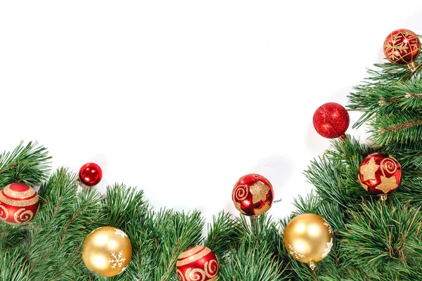 Weihnachtsrahmen Zweige Mit Goldenen Und Roten Kugeln Auf Weißem Hintergrund — Stockfoto
