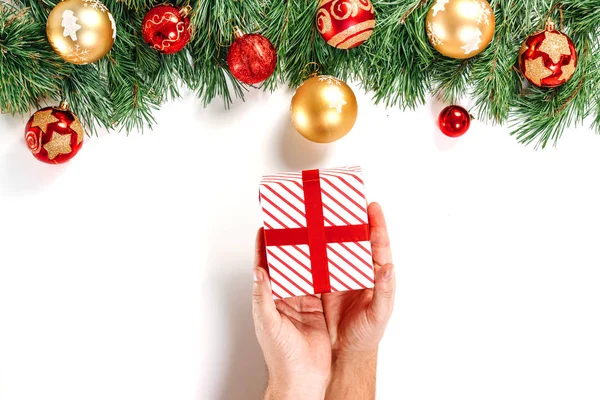 枝杉木 男性手拿着礼物 红色白色箱子与丝带 被隔绝在白色背景 圣诞快乐 新年愉快 — 图库照片