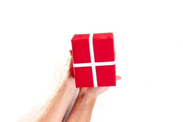 Чоловічі Руки Тримають Подарунок Червона Біла Подарункова Коробка Стрічкою Ізольовані — стокове фото