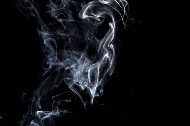 Soyut, beyaz duman siyah arka plan üzerine izole. İzole