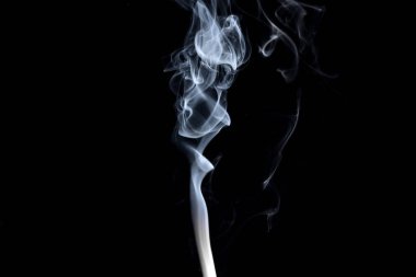 Soyut, beyaz duman siyah arka plan üzerine izole. İzole