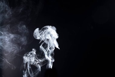 Soyut, beyaz duman siyah arka plan üzerine izole. İzole