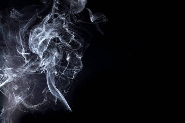 Soyut, beyaz duman siyah arka plan üzerine izole. İzole