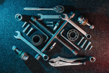 Yatakları, anahtarı, cıvata karanlık bir arka plan üzerinde. Yukarıdan görüntüleyin. Düz tasarım. Otomotiv konular.