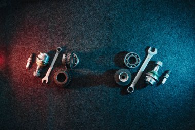 Yatakları, anahtarı, cıvata karanlık bir arka plan üzerinde. Yukarıdan görüntüleyin. Düz tasarım. Otomotiv konular. Kopya alanı.